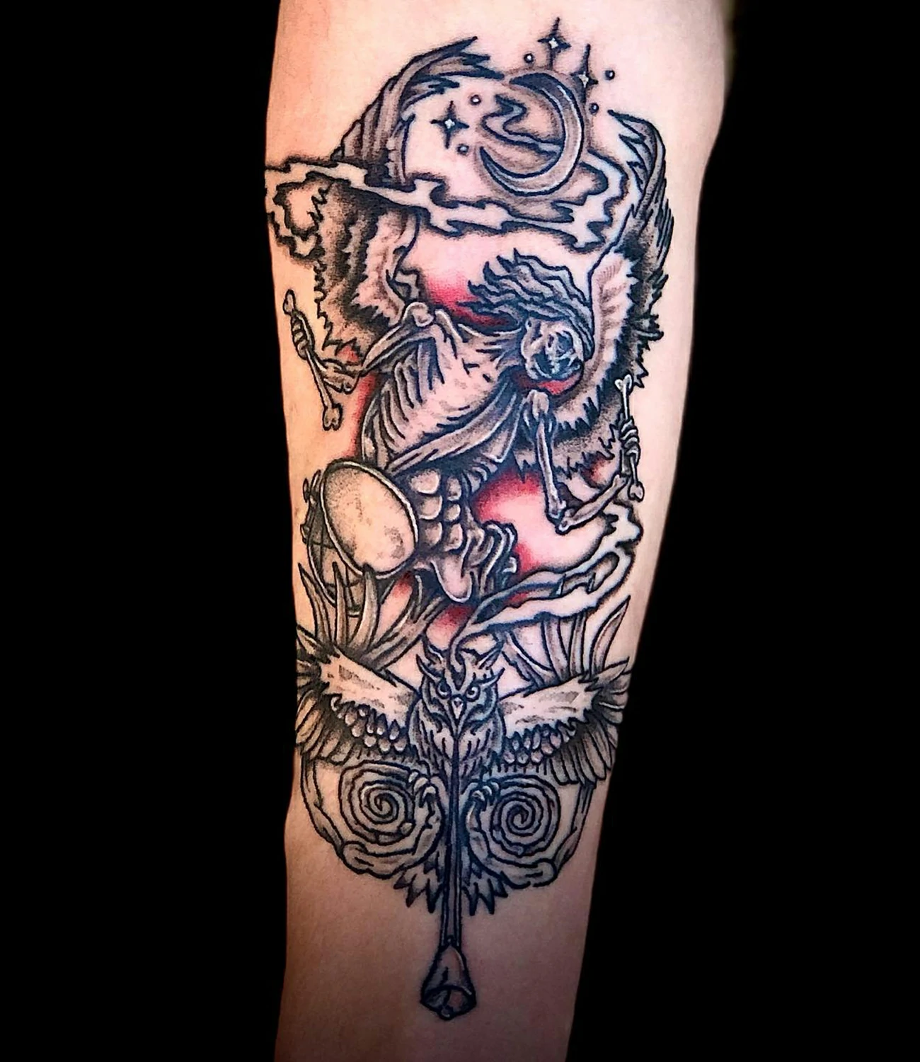 tempus fugit memento mori tattoo: A tattoo that combines "memento mori" with the phrase "tempus fugit," featuring imagery related to the fleeting nature of time.