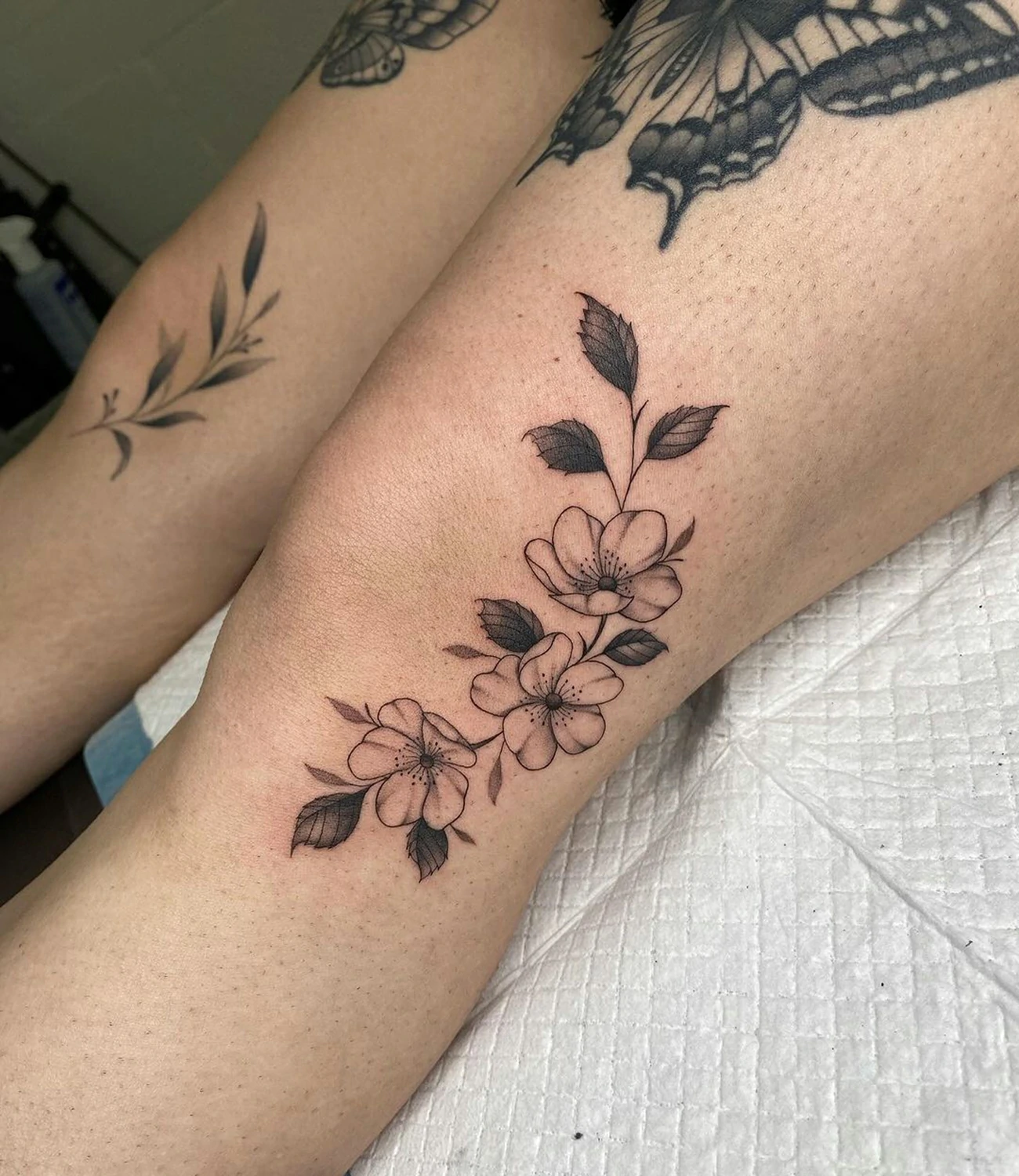 Pretty Knee Tattoos for Ladies