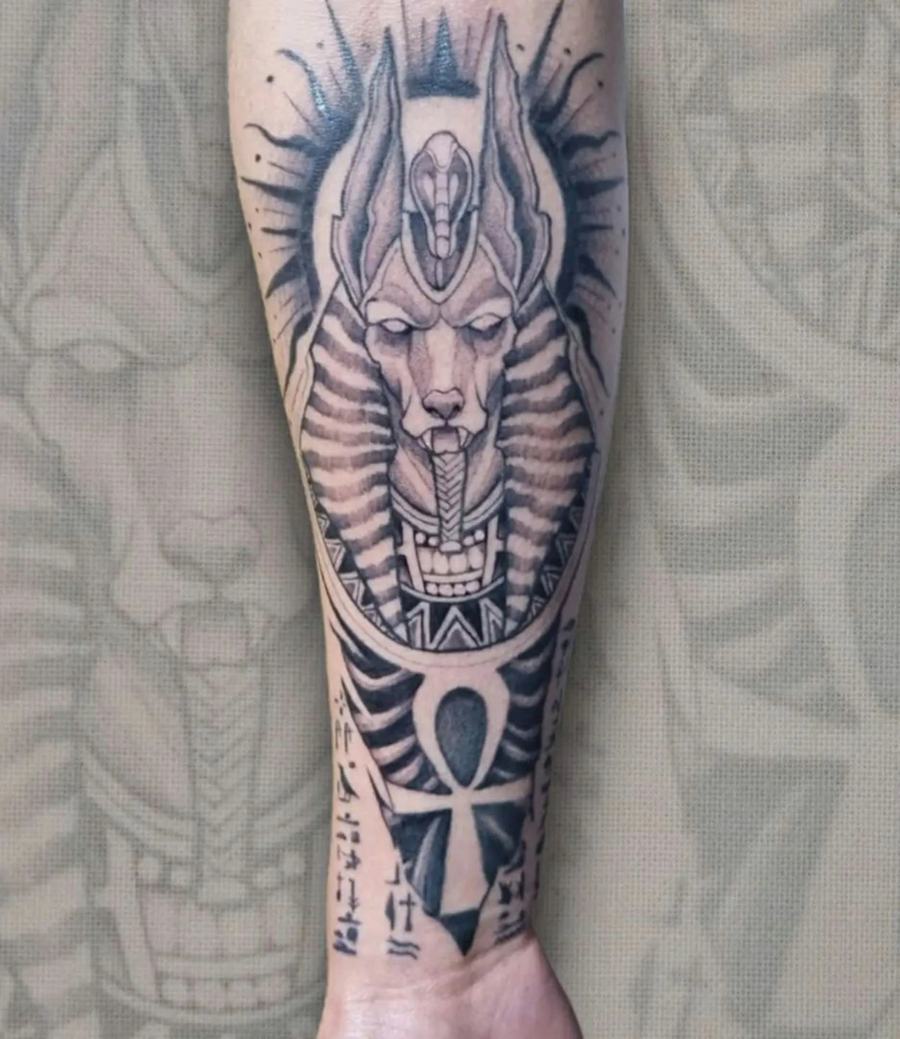 Anubis Tattoo Mano