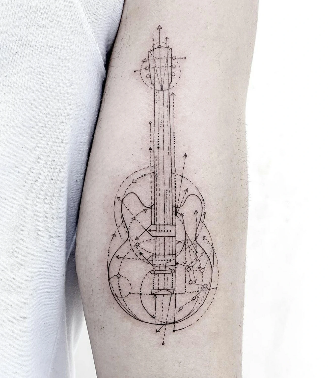 Geometric Line Tattoos: Geometric line tattoos emphasize the beauty of simplicity with clean lines and basic geometric shapes.